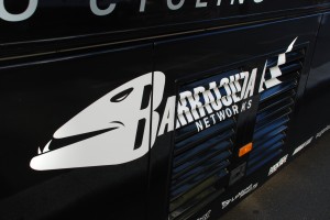 Die Flanke des Garmin-Sharp-Barracuda Teambus.