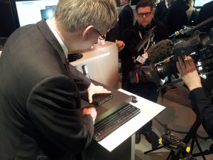 Stephan Leschke demonstriert vor laufender Video-Kamera das OfficeMaster Gate Advanced