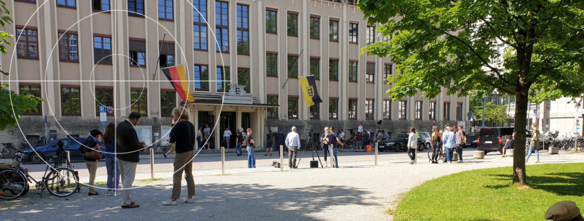 Filmarbeiten vor der Landgericht-Fassade des Bayerischen Rundfunks
