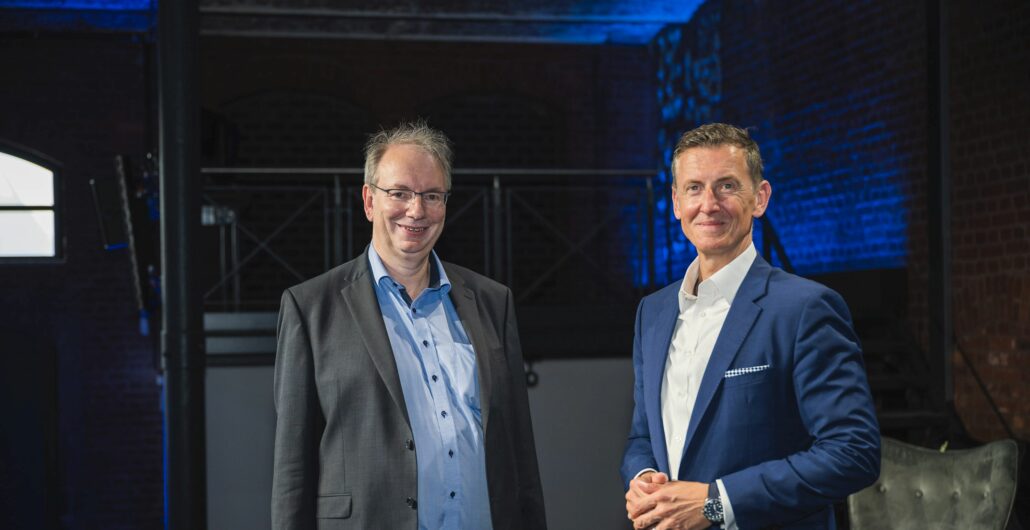 Die Geschäftsführer von LANCOM Systems Ralf Koenzen und Uwe Neumeier beim Festakt