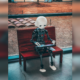 Foto zeigt Roboter auf einer Bank sitzend und lesend.