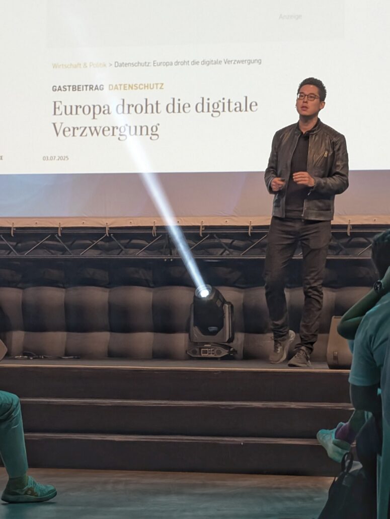Dennis Kenji-Kipker vor dem Zeitungsausschnitt: "Europa droht die digitale Verzwergung"