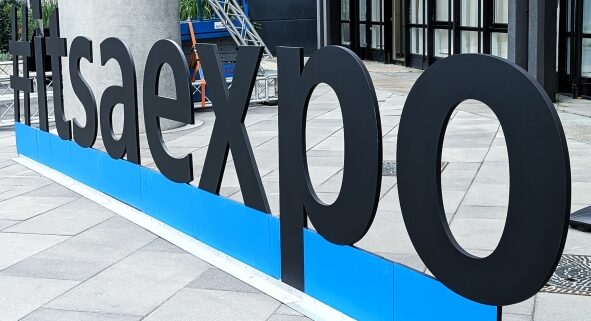 Hashtag #itsaexpo vor dem Messeeingang.